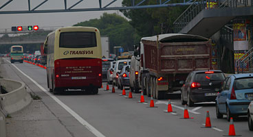 Carril bus a l'autovia de Castelldefels col&middot;lapsant tot el tr&agrave;nsit (25 d'octubre de 2007)